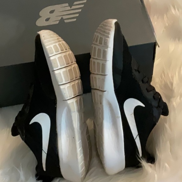 Nike Black Sneakers Sleek Low-Top Design - Picture 7 of 7